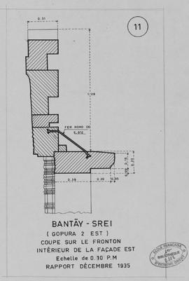 Bantay Srei - G II/E, face E: coupe sur fronton (Coupe).