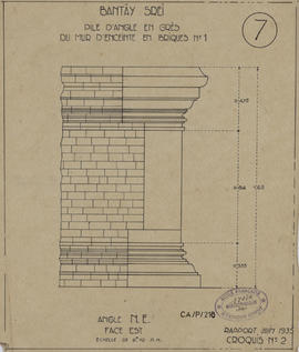Bantay Srei - 1e enc., angle N:, face E: pile d'angle en grès et mur d'enc. en brique (Élévation).